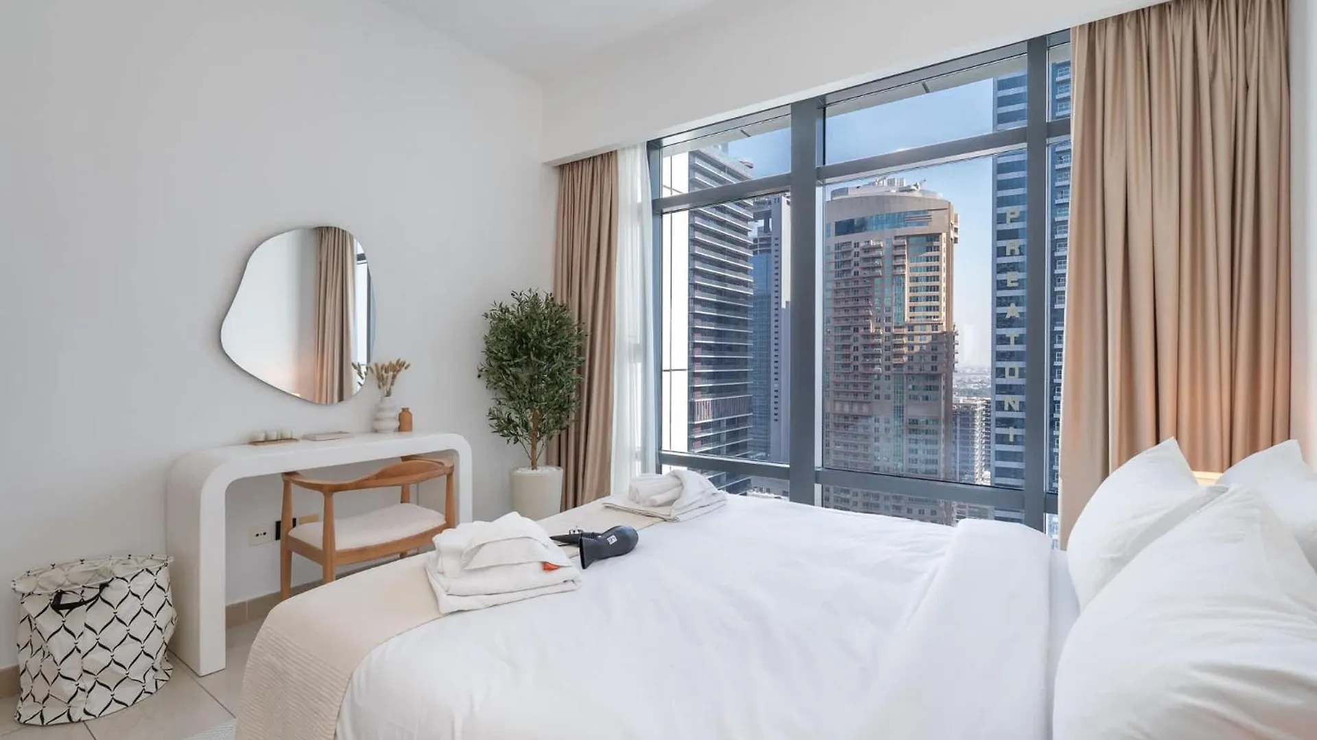 Stunning 1-Bedroom Apartment Perfect For 4 In Lakeside Residence Dubai 0*,