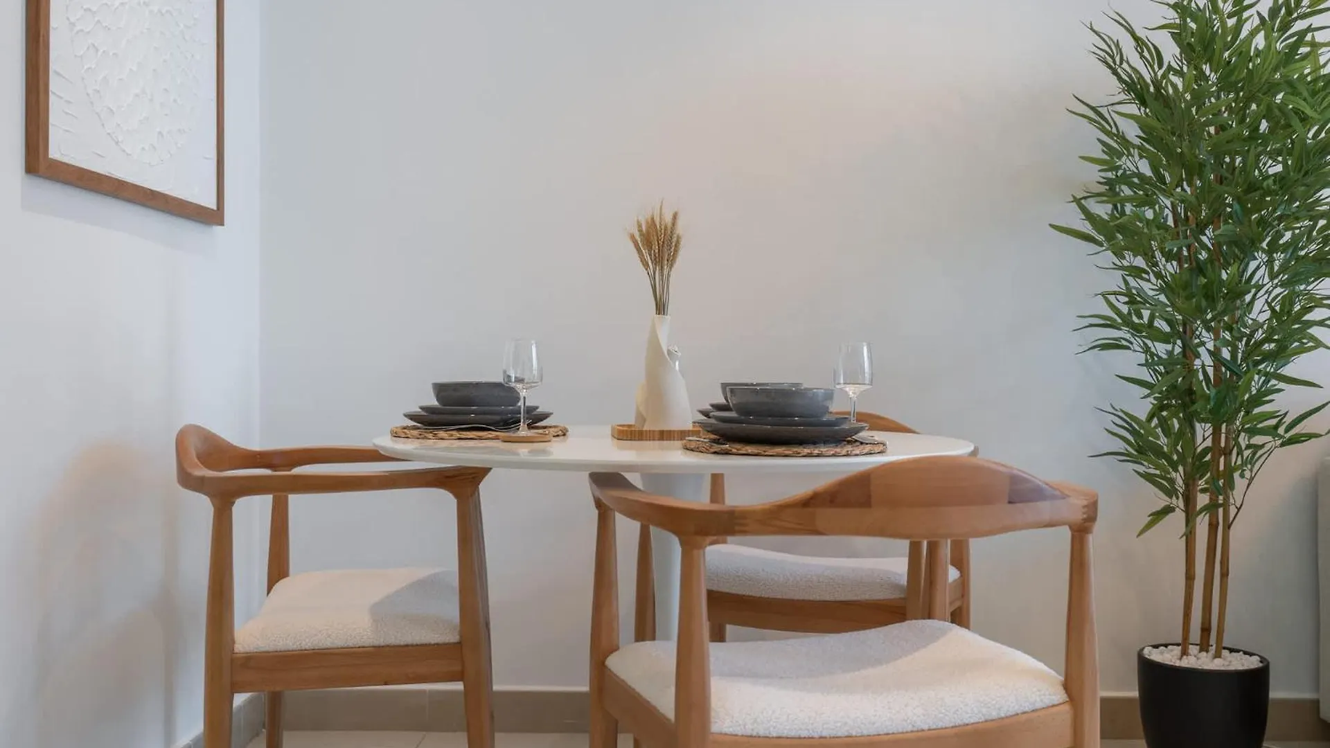 Stunning 1-Bedroom Apartment Perfect For 4 In Lakeside Residence Dubai