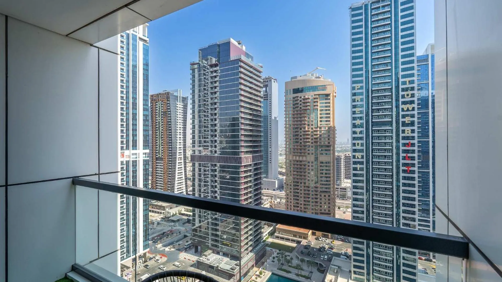 Stunning 1-Bedroom Apartment Perfect For 4 In Lakeside Residence Dubai
