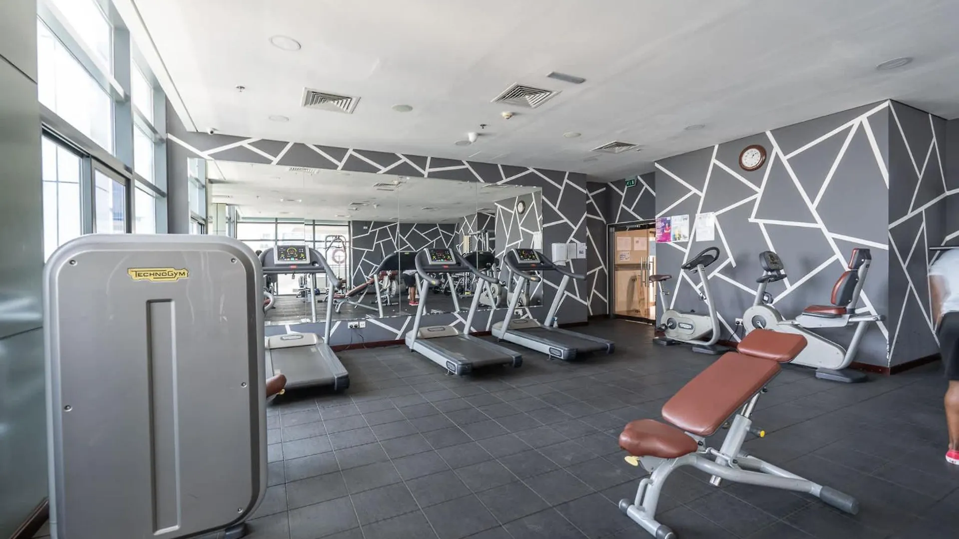 Stunning 1-Bedroom Apartment Perfect For 4 In Lakeside Residence Dubai