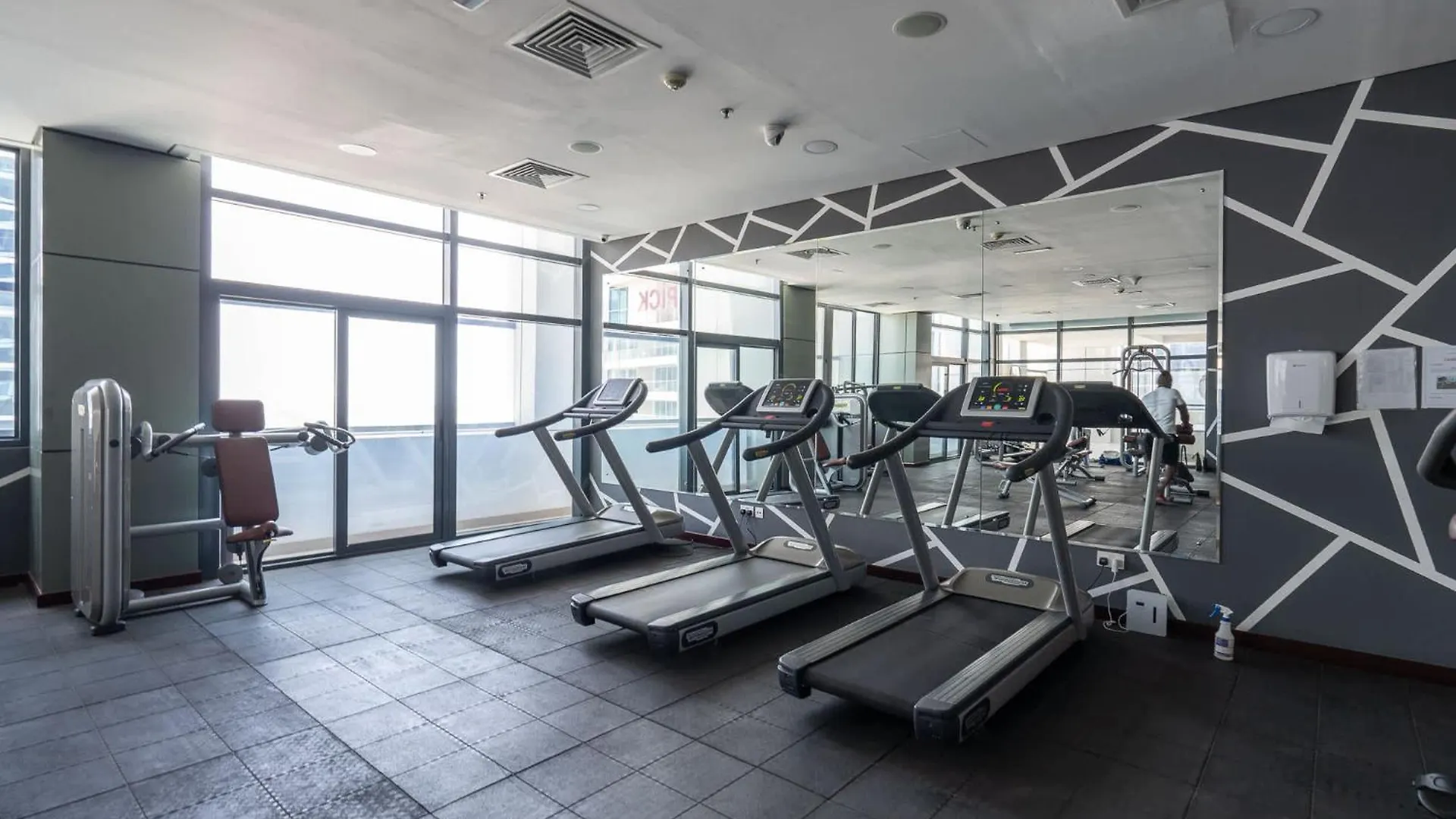 Stunning 1-Bedroom Apartment Perfect For 4 In Lakeside Residence Dubai