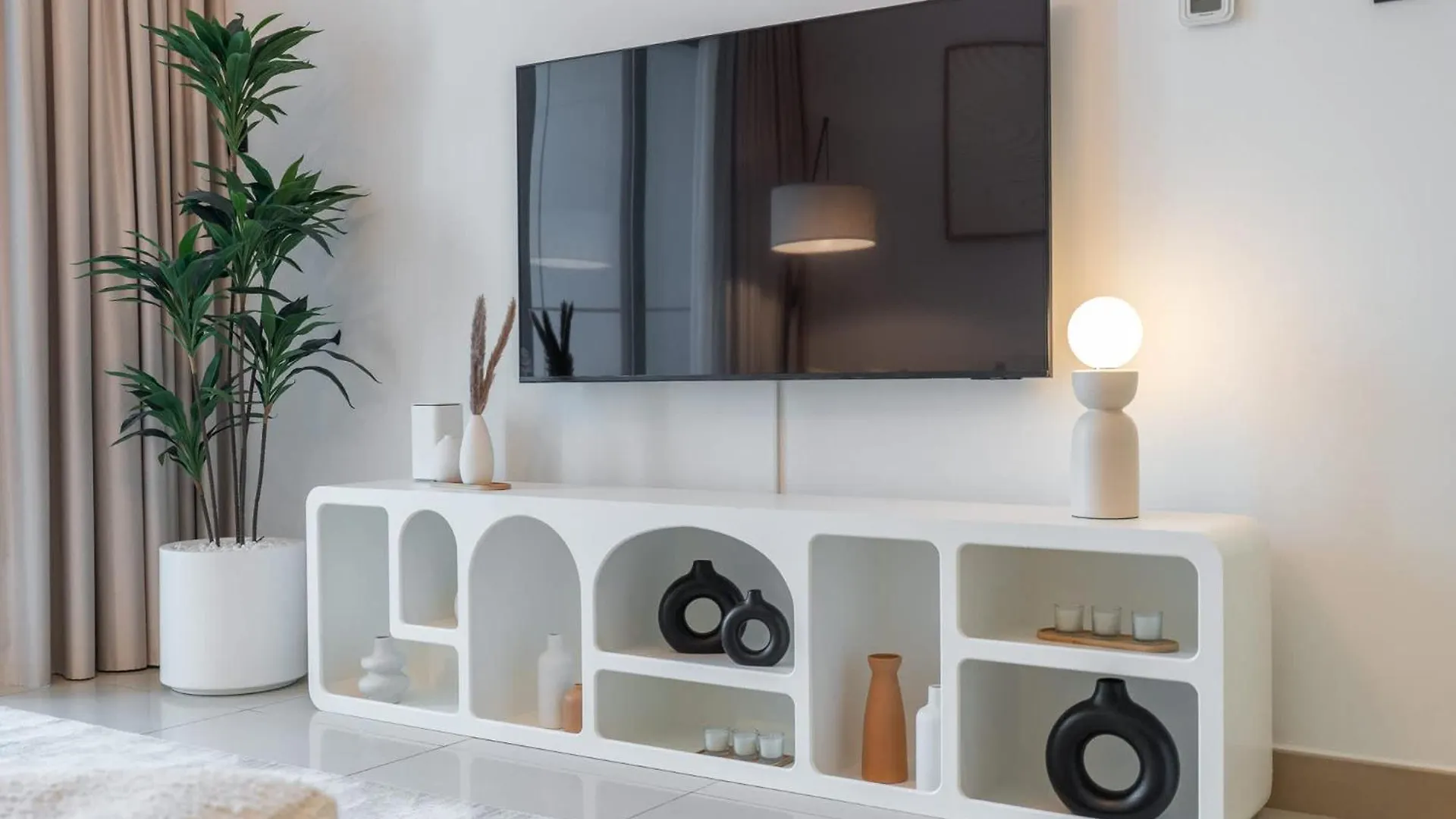 Stunning 1-Bedroom Apartment Perfect For 4 In Lakeside Residence Dubai