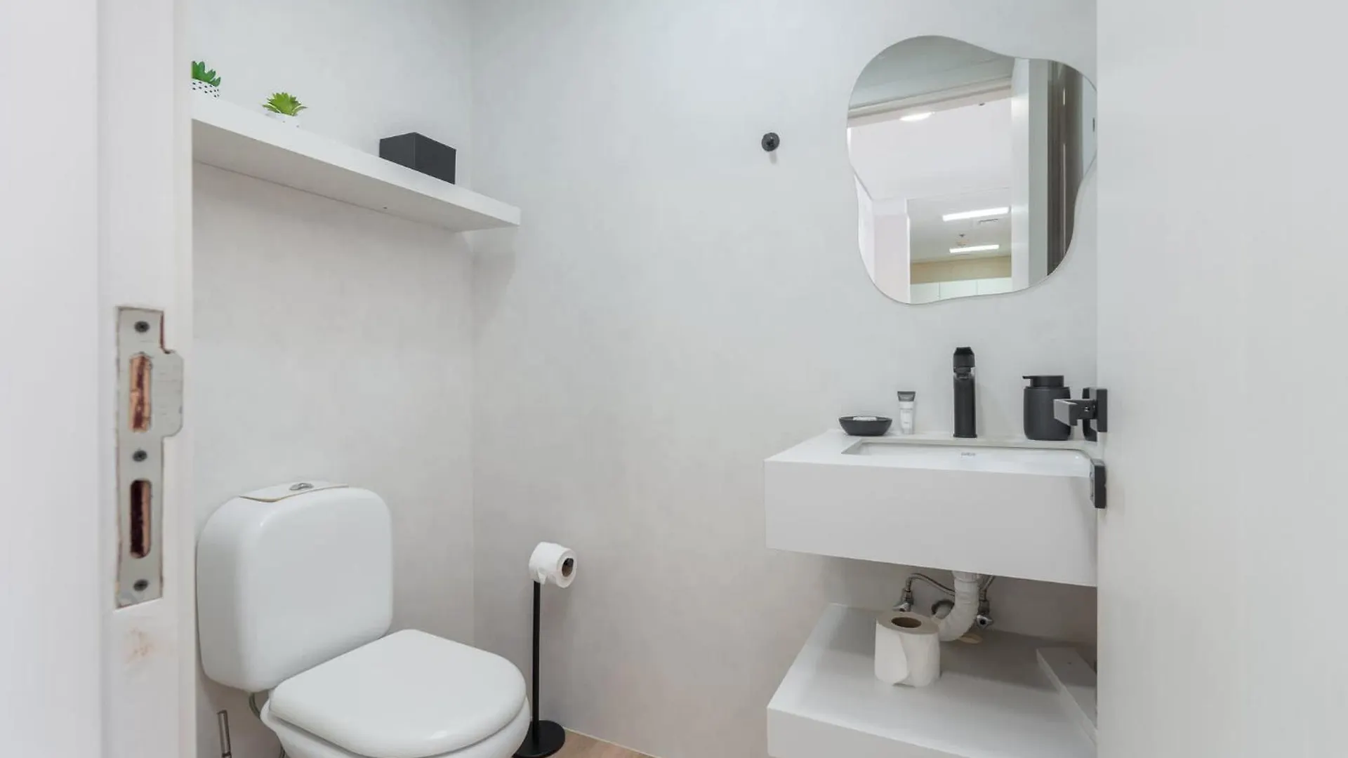 Stunning 1-Bedroom Apartment Perfect For 4 In Lakeside Residence Dubai