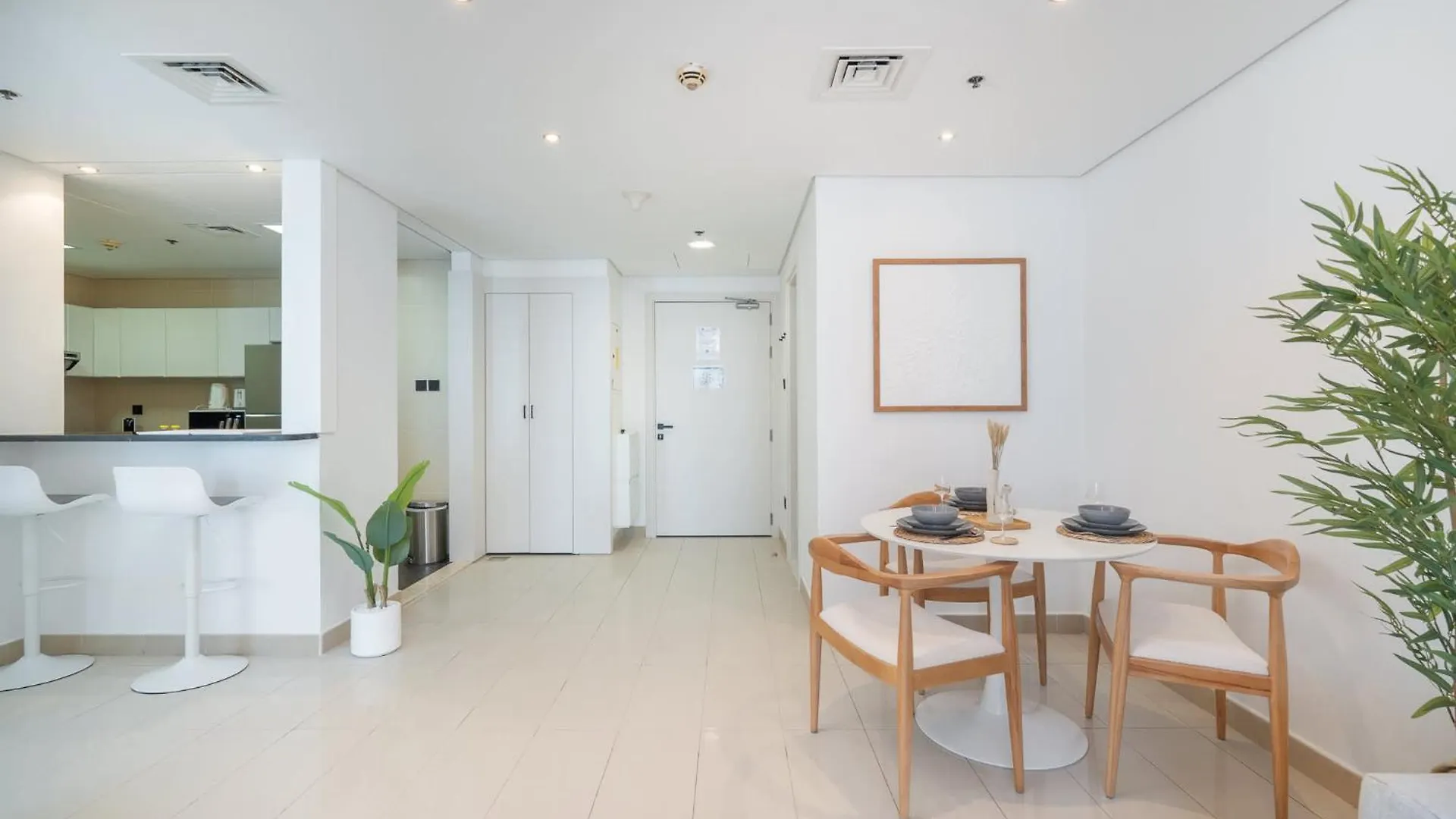 Stunning 1-Bedroom Apartment Perfect For 4 In Lakeside Residence Dubai