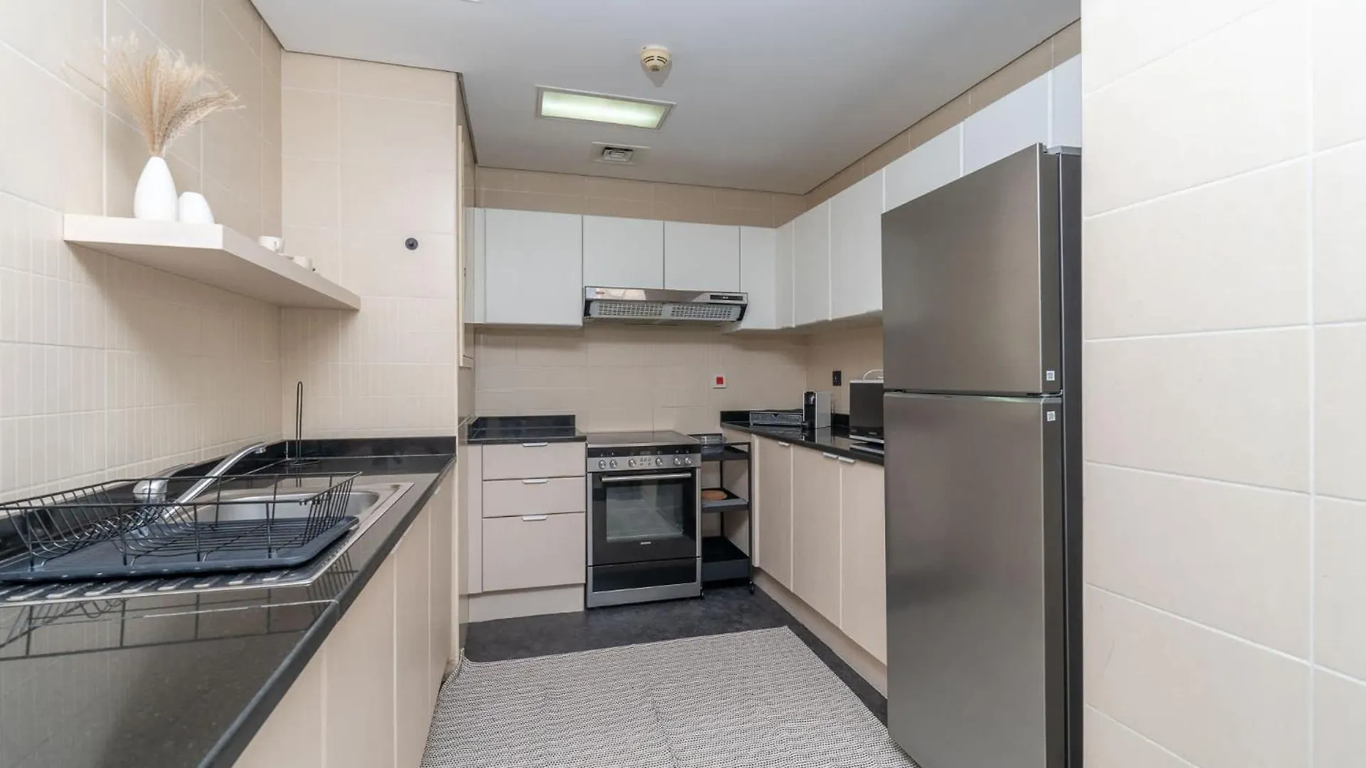 Stunning 1-Bedroom Apartment Perfect For 4 In Lakeside Residence Dubai