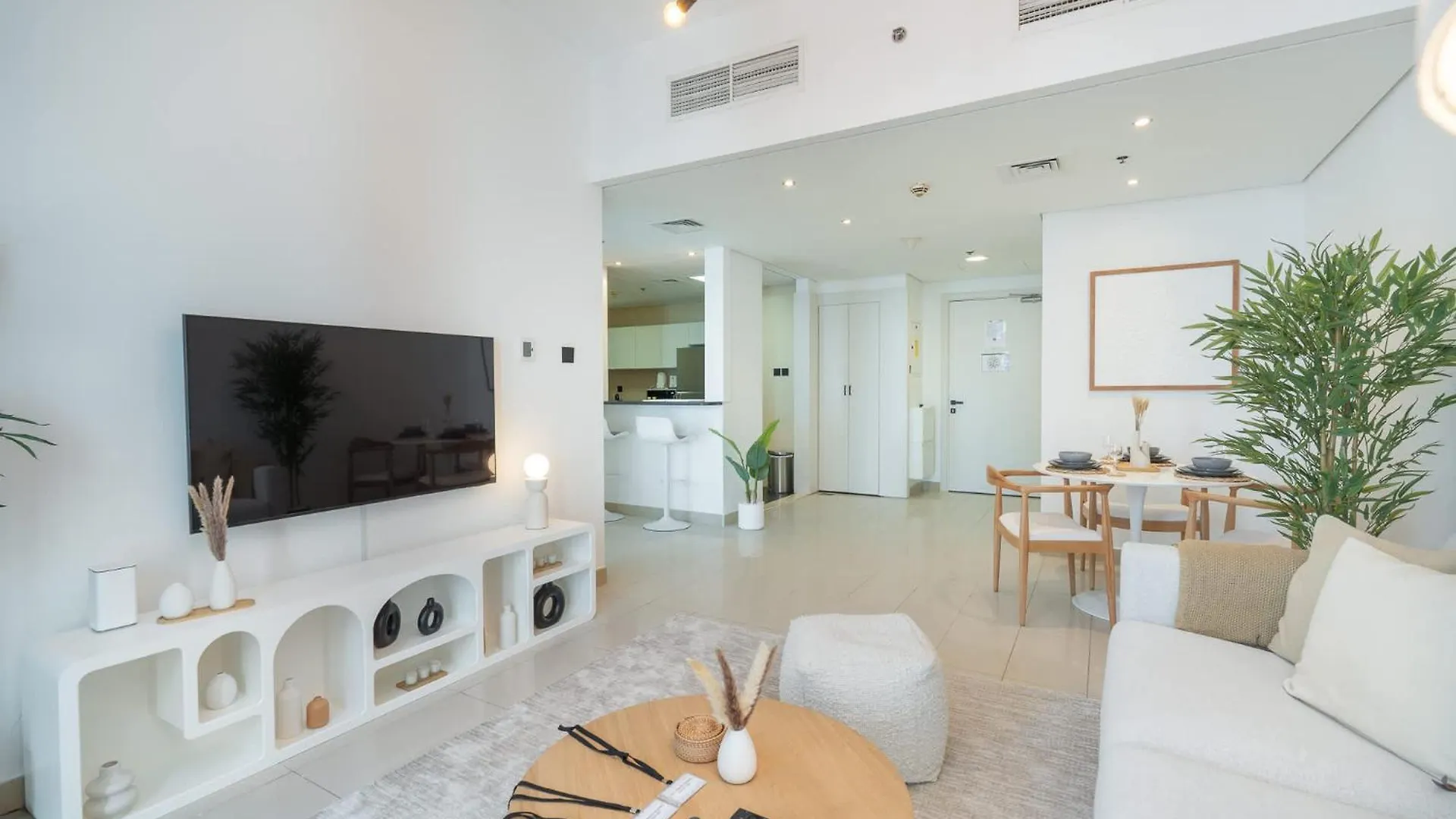 Stunning 1-Bedroom Apartment Perfect For 4 In Lakeside Residence Dubai