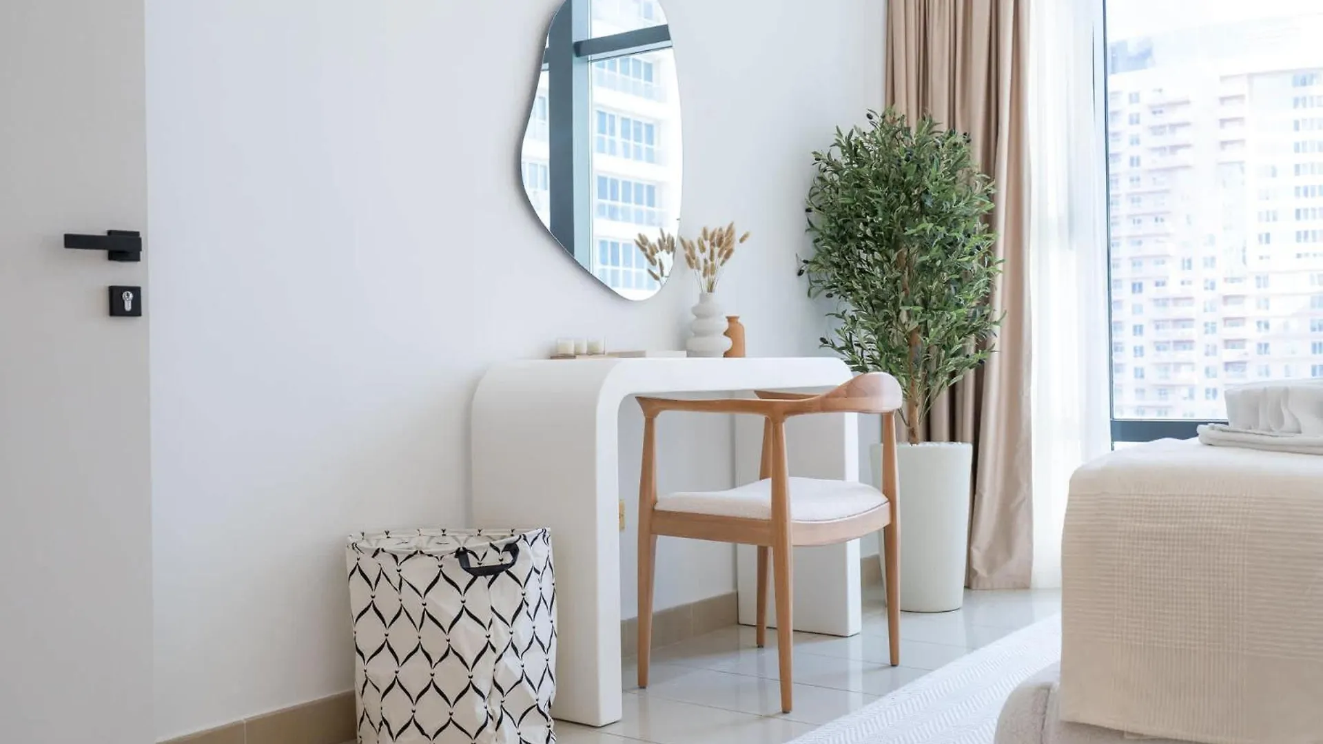 Stunning 1-Bedroom Apartment Perfect For 4 In Lakeside Residence Dubaj