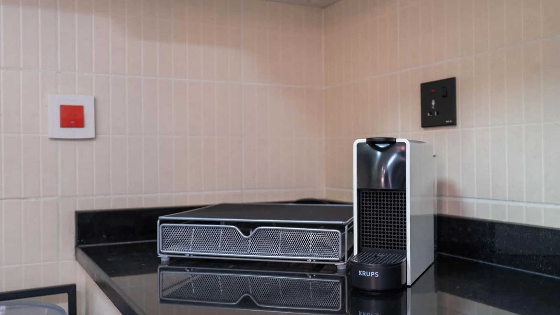 Stunning 1-Bedroom Apartment Perfect For 4 In Lakeside Residence Dubai