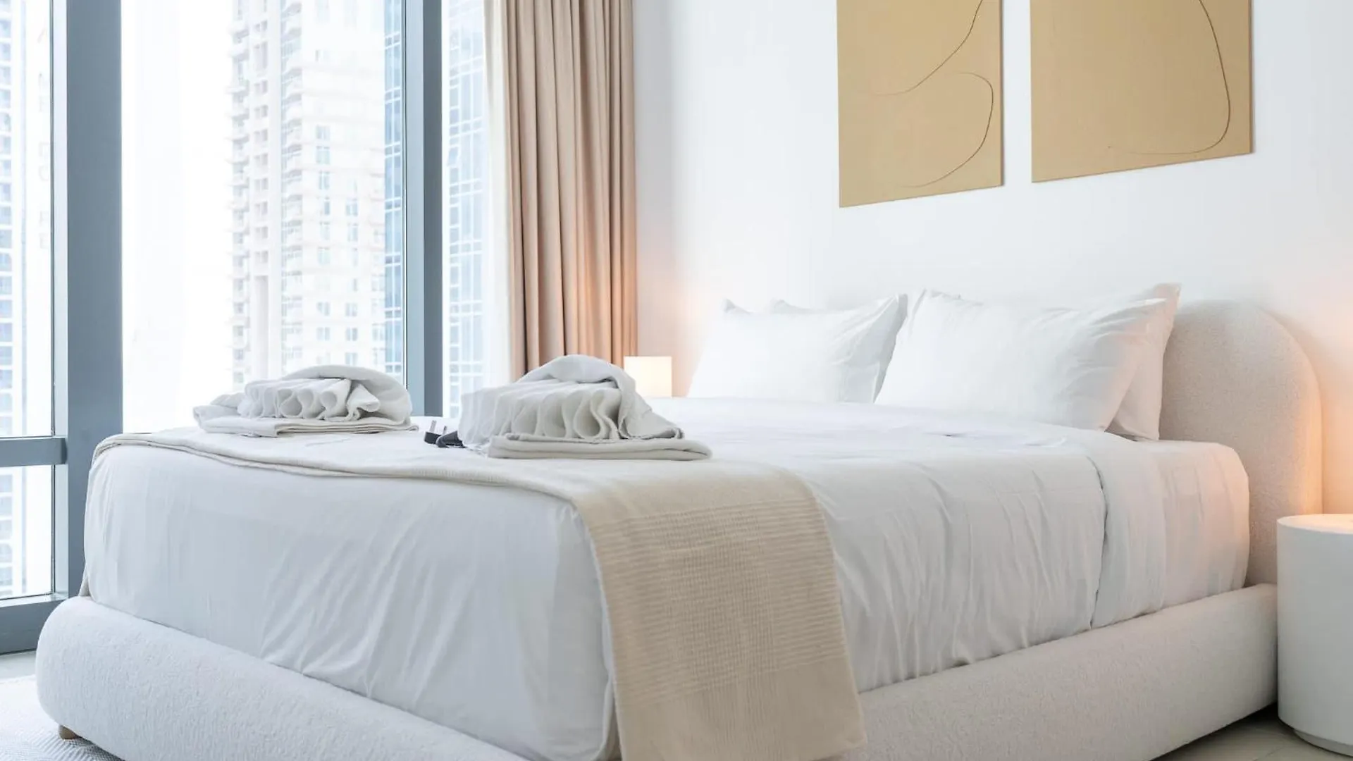 Stunning 1-Bedroom Apartment Perfect For 4 In Lakeside Residence Dubai