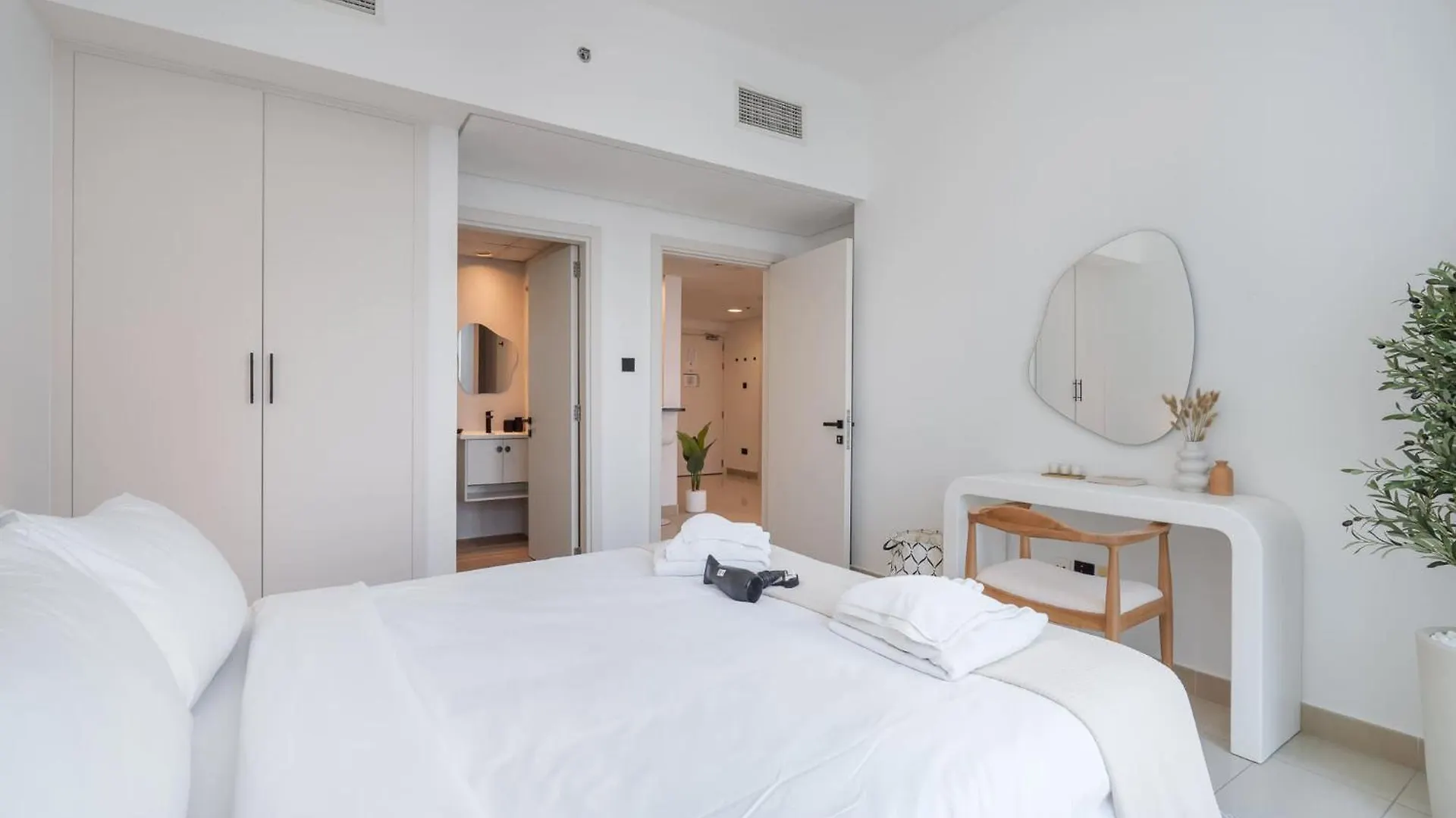 Stunning 1-Bedroom Apartment Perfect For 4 In Lakeside Residence Dubai